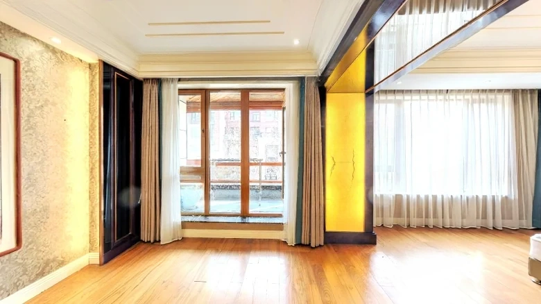 Golden Land Platinum Delight - View 3