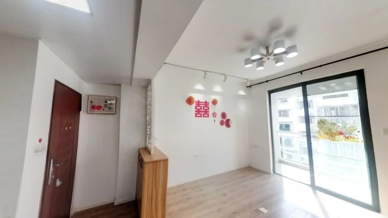 Jade Lake Manor Courtyard - View 3