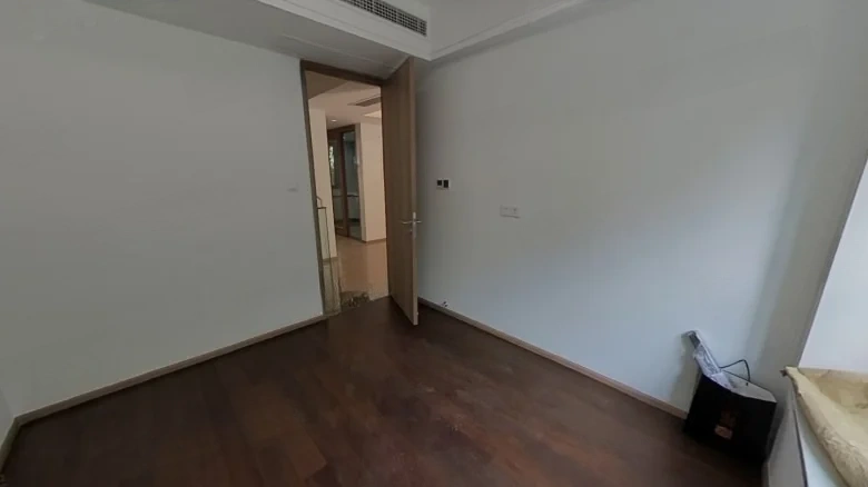 Reflection Bridge ArchWAY或者是更符合英语习惯的表达Yinghong Bridge，这取决于具体的文化和翻译背景。如果需要严格按照字面意义翻译且保持原意，请选择 - View 5