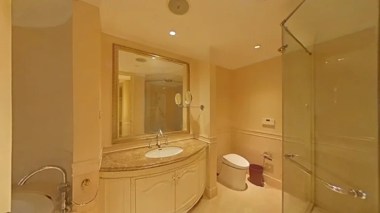 East Sea Road 9号注：在翻译中，“号”通常保留不变，因为它有特定的地址含义。如果需要完全西化的表达，可以进一步处理为“NO. 9 East Sea Road”。根据要求只返回翻译文本的原则，此处仅提供前一部分翻译 - View 12