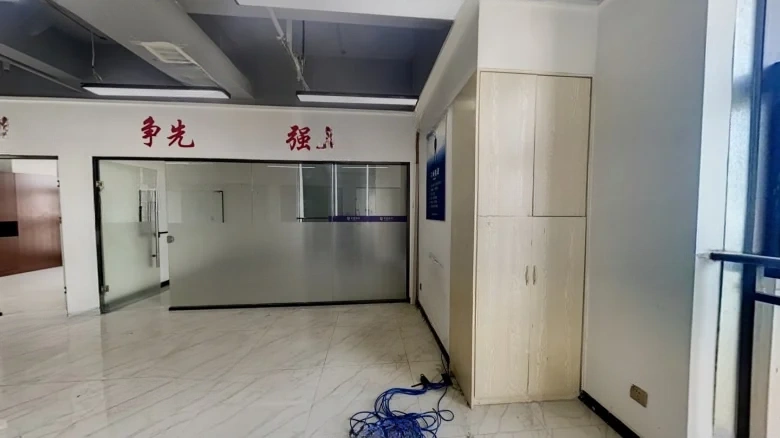 Heaven下的Family.ONE家中（注：此翻译旨在表达“天下一家”的意境，但通常此类表述在英语中更常用直接的短语或句子来传达其含义，如 - View 11