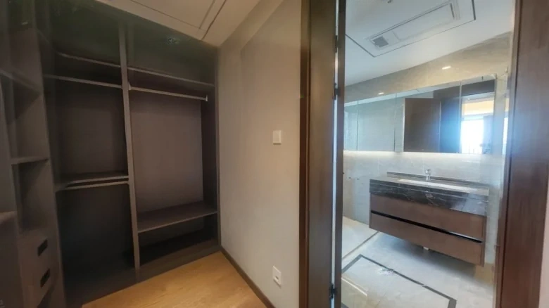 Blue Fountain Gate Manor - View 13