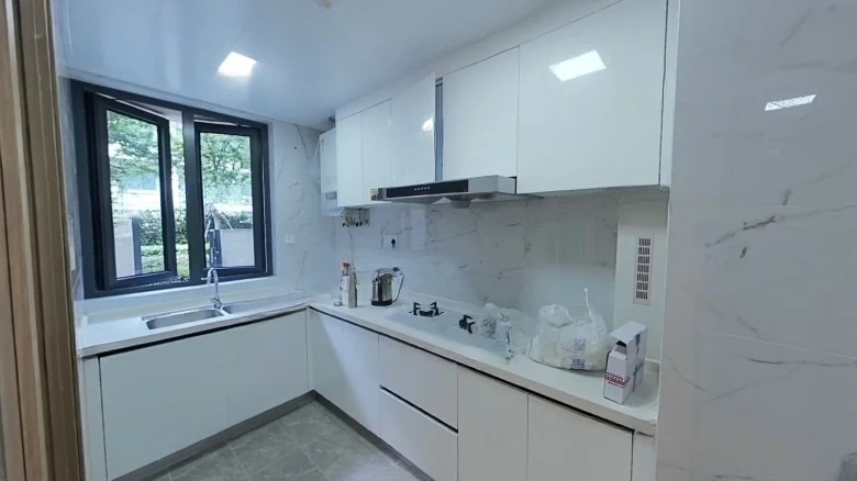 Reflection Bridge ArchWAY或者是更符合英语习惯的表达Yinghong Bridge，这取决于具体的文化和翻译背景。如果需要严格按照字面意义翻译且保持原意，请选择 - View 8