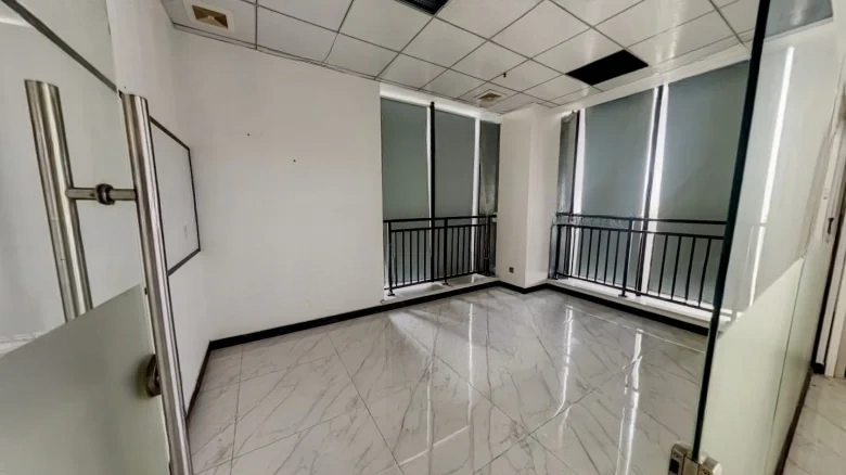 Heaven下的Family.ONE家中（注：此翻译旨在表达“天下一家”的意境，但通常此类表述在英语中更常用直接的短语或句子来传达其含义，如 - View 2