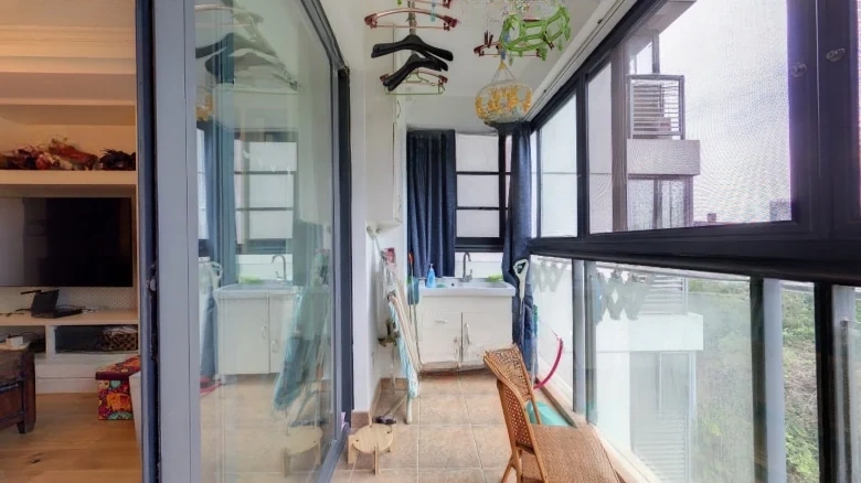 Leisurely Stroll in the Courtyard - View 7