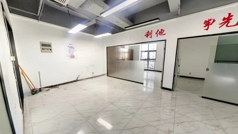 Heaven下的Family.ONE家中（注：此翻译旨在表达“天下一家”的意境，但通常此类表述在英语中更常用直接的短语或句子来传达其含义，如 - View 9