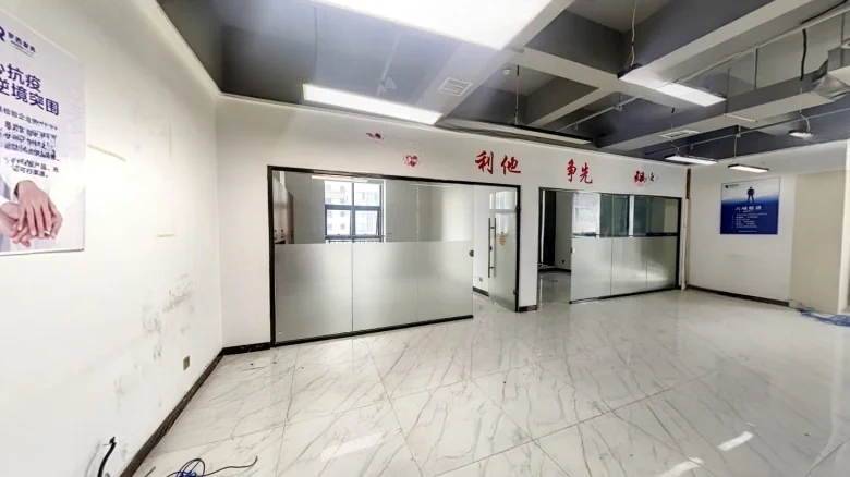 Heaven下的Family.ONE家中（注：此翻译旨在表达“天下一家”的意境，但通常此类表述在英语中更常用直接的短语或句子来传达其含义，如 - View 8