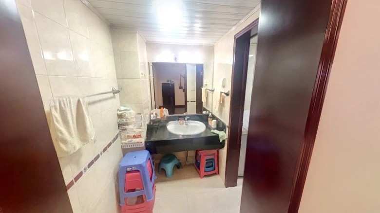 Zhonghua Garden Embroidery苑 doesn't have a direct translation that's commonly used in English for this context, so it can be omitted or if necessary described as - View 9