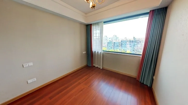 Everyone's Emerald City Golden Phoenix Mansion - View 3