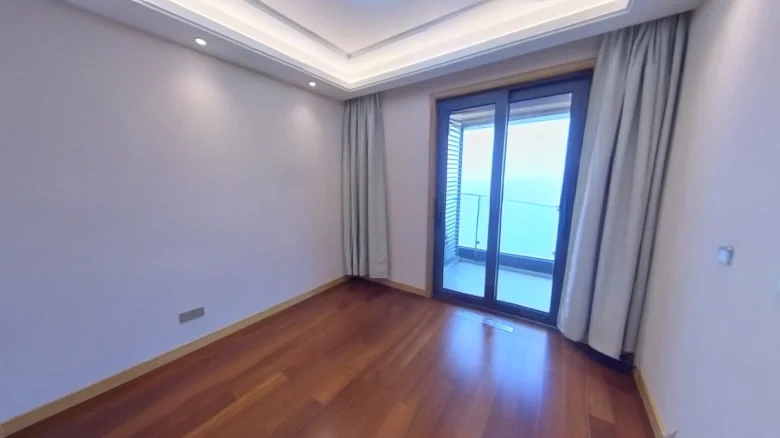 Platinum Delight Rhinoceros Lake - View 3