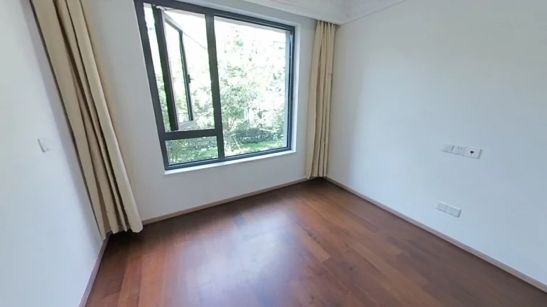 Reflection Bridge ArchWAY或者是更符合英语习惯的表达Yinghong Bridge，这取决于具体的文化和翻译背景。如果需要严格按照字面意义翻译且保持原意，请选择 - View 3