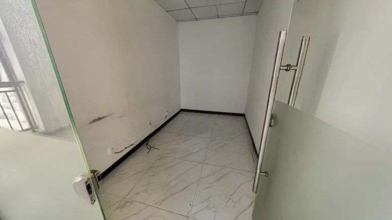 Heaven下的Family.ONE家中（注：此翻译旨在表达“天下一家”的意境，但通常此类表述在英语中更常用直接的短语或句子来传达其含义，如 - View 12