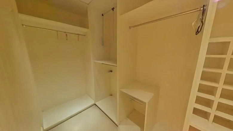 East Sea Road 9号注：在翻译中，“号”通常保留不变，因为它有特定的地址含义。如果需要完全西化的表达，可以进一步处理为“NO. 9 East Sea Road”。根据要求只返回翻译文本的原则，此处仅提供前一部分翻译 - View 13