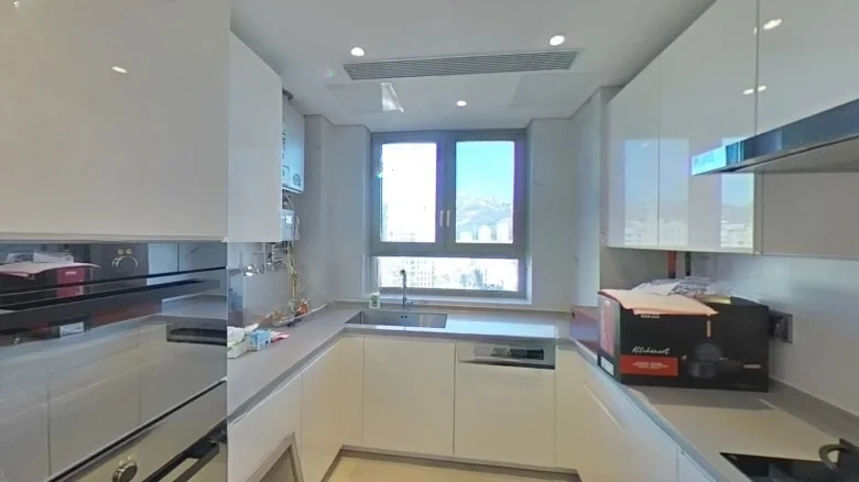 Hai信Jun澜国际酒店 A direct translation focusing on the names within would be - View 8