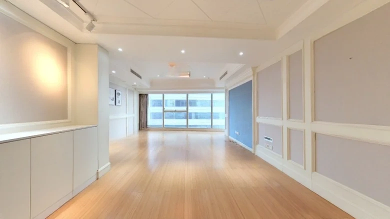 East Sea Road 9号注：在这一翻译中，“号”通常保留不变，因为它具体指地址中的门牌号码。如果需要完全西化的表达，可以进一步译为 - View 6