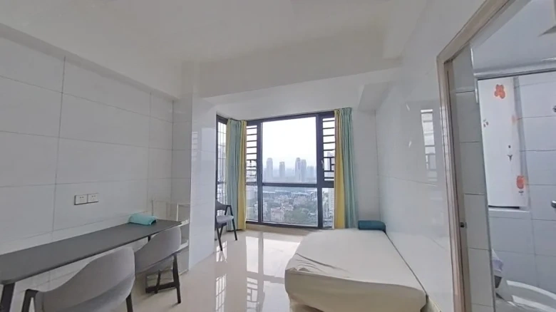 Lakeview Mansion景可以翻译为Mansion或者Garden，根据具体语境选择。这里的翻译采取Lakeview作为主要译名，因为“湖边”是描述性词语，强调位置和景观特点。因此更倾向于使用Lakeview来直接反映其含义。如果需要更准确的表达并考虑到可能的文化习惯差异，“湖景御苑”或“御景湖畔”这样的名称可能会翻译为Embassy Lake Gardens 或者 Imperial View at the Lake Shore，但是根据原始文本 - View 3