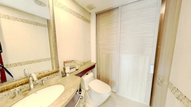 Donghai Road 9号注：在英文中通常不会将 - View 7