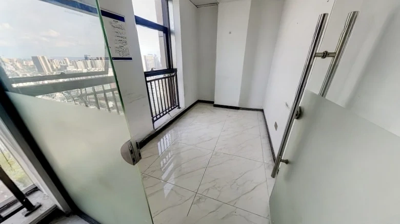 Heaven下的Family.ONE家中（注：此翻译旨在表达“天下一家”的意境，但通常此类表述在英语中更常用直接的短语或句子来传达其含义，如 - View 3