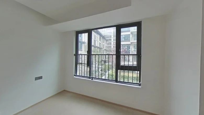 Outstanding Clear Green - View 2