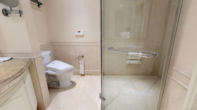 East Sea Road 9号注：在这一翻译中，“号”通常保留不变，因为它具体指地址中的门牌号码。如果需要完全西化的表达，可以进一步译为 - View 11