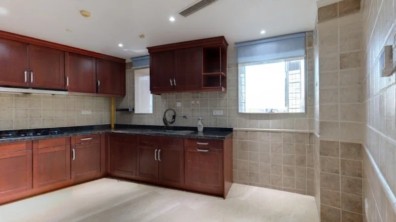 East Sea Road 9号注：在这一翻译中，“号”通常保留不变，因为它具体指地址中的门牌号码。如果需要完全西化的表达，可以进一步译为 - View 8