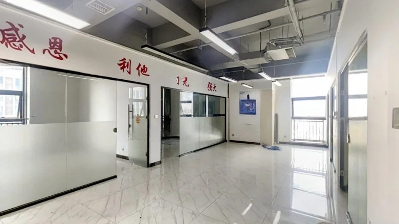 Heaven下的Family.ONE家中（注：此翻译旨在表达“天下一家”的意境，但通常此类表述在英语中更常用直接的短语或句子来传达其含义，如 - View 7