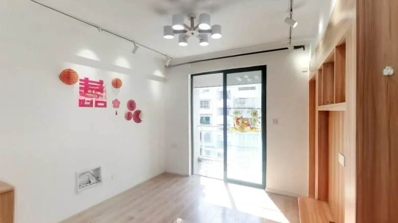 Jade Lake Manor Courtyard - View 2