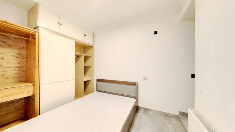 Queen International - View 3