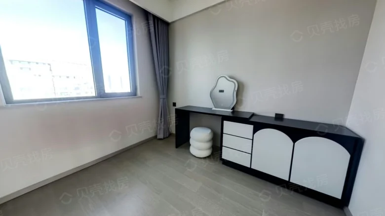 Silver City Filly and Wind - View 6